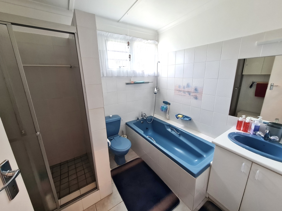 4 Bedroom Property for Sale in Wavecrest Eastern Cape